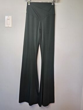 Offline By Aerie Real Me Hi-Rise Flare Yoga Pants Size Medium Olive Green